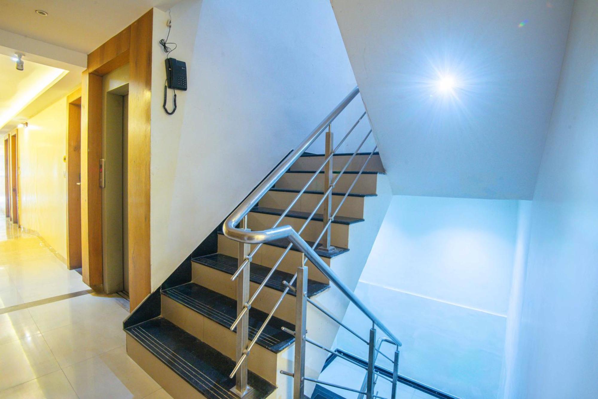 Treebo Anam International Hotel Мумбай Екстериор снимка